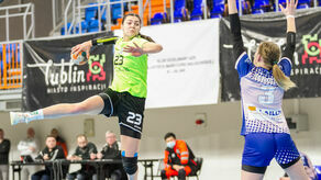 Edyta Byzdra (z piłką) była najskuteczniejszą zawodniczą MKS AZS UMCS w meczu w Warszawie
