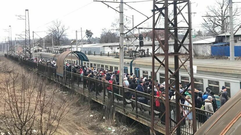 Mieszkańcy Bojarki oczekujący na jeden z pociągów, którym odbywała się ewakuacja na zachód Ukrainy