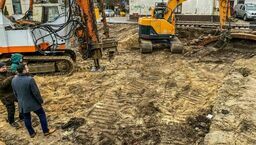 Podczas prac budowlanych przy kamienicy natrafiono na znaleziska, m.in. monety, kafle oraz łuk ceglany 