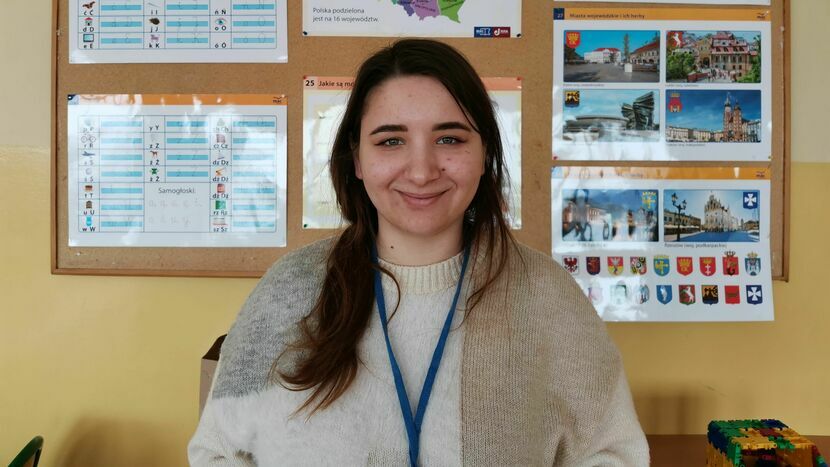 Sasha pomaga młodym Ukraińcom zaadaptować się w szkole. W "Jedynce" uczy się też jej młodsze rodzeństwo 