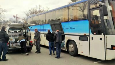 Autokar ZPK z darami od mieszkańców powiatu puławskiego wyjechał w piątek z Puław na Ukrainę. Paczki przekazały obydwa puławskie samorządy