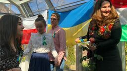 Za pomoc dziękowali pani ambasador uczniowie szkoły prowadzonej przez „Krok za krokiem”.