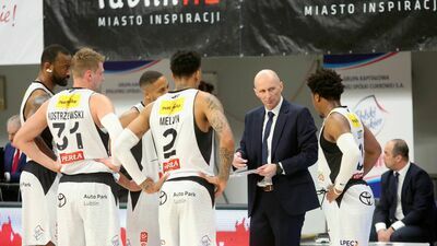 Tane Spasev (w garniturze) może być zadowolony z postawy swoich podopiecznych w ostatnich meczach
