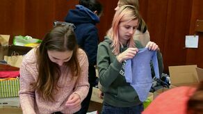 – Pomagam, żeby nie czuć się bezużyteczną – mówi Sylwia Czajkowska, fryzjerka i wolontariuszka (z prawej). – Jestem pierwszy dzień. Piątek to mój dzień wolny i postanowiłam w ten sposób go wykorzystać. W sobotę idę do pracy, ale może w poniedziałek też przyjdę, aby pomóc – zapowiada pani Sylwia.