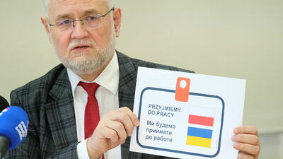 Dyrektor WUP Andrzej Pruszkowski przedstawia wzór naklejki