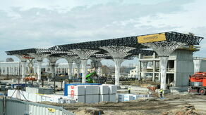 Budowany w Lublinie dworzec zdążył podrożeć o 6 mln zł, chociaż nie z powodu inflacji, ale przez odkrycie w ziemi zbiorników po dawnej gazowni, które trzeba było wywieźć i zutylizować. Za dodatkowe prace miasto musiało dopłacić. Umowa dopuszcza taką zmianę kontraktu