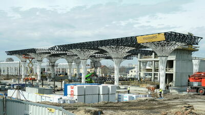 Budowany w Lublinie dworzec zdążył podrożeć o 6 mln zł, chociaż nie z powodu inflacji, ale przez odkrycie w ziemi zbiorników po dawnej gazowni, które trzeba było wywieźć i zutylizować. Za dodatkowe prace miasto musiało dopłacić. Umowa dopuszcza taką zmianę kontraktu