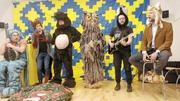 W uroczych kostiumach ze spektaklu „Zwierzątka małe zwierzenia” lubelscy aktorzy robią furorę wśród małych uchodźców 
