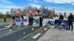 "Zakrwawione" maskotki na blokadzie tirów na granicy. „Co sześć godzin ginie dziecko”