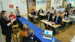 Szkoła Podstawowa nr 10 w Lublinie wspólnie z WSEI zorganizowała trening dla nauczycieli z zakresu pomagania najmłodszym uchodźcom w stresie i traumie. W spotkaniu wzięli udział eksperci z narodowych agencji USA, University of Maryland oraz University of Washington, którzy od lat zajmują się straumatyzowanymi uczniami