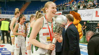 Olga Trzeciak z pucharem za wicemistrzostwo Polski.