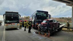 Najpierw osobówka uderzyła w barierę. Potem autobus z Ukraińcami wjechał w lawetę