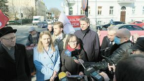 Małgorzata Chodkowska, bibliotekarka z Lublina, w otoczeniu sympatyków podczas konferencji prasowej przed Kuratorium Oświaty w Lublinie