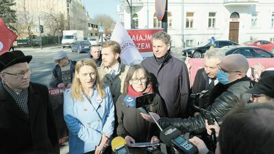 Małgorzata Chodkowska, bibliotekarka z Lublina, w otoczeniu sympatyków podczas konferencji prasowej przed Kuratorium Oświaty w Lublinie