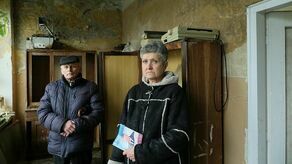 Radna Bogusława Anna Grzelak i Ryszard Wójcik, który uczył się w szkole w Szczuczkach, oprowadzili nas po budynku dawnej podstawówki. Na zdjęciu oboje w pomieszczeniu, które było zapleczem sali chemicznej.