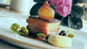 Wśród wielkanocnych wędlin boczek jest ozdobą stołu. Możemy podać go na zimno i na gorąco. Ten ze zdjęcia upiekł Piotr Huszcz w restauracji Hotelu Piano