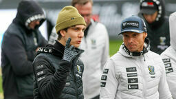 Maksym Drabik (z lewej) w rozmowie z trenerem Maciejem Kuciapą.