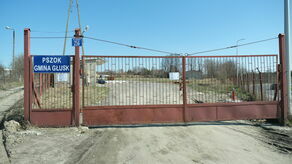 Odpady z gminy trafiają do miasta. Mieszkanka skarży się na kolejkę samochodów