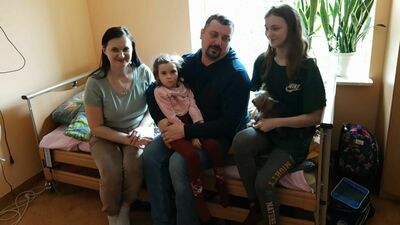 Stowarzyszenie „Krok za krokiem” pomaga ukraińskim uchodźcom od początku wojny. Przyjmowało i przyjmuje ich w swoich placówkach. Organizowało też zbiórki darów dla tych rodzin. Teraz zaczyna tworzyć dla nich osiedla, w których znajdą nie tylko dach nad głową, ale też będą mieć zapewnioną pomoc specjalistycznej kadry.