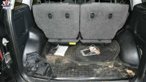 Kobieta była przewożona w tym bagażniku