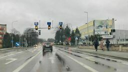 Kierowcy jadący obok cmentarza ulicą Peowiaków nie narzekają na brak świateł. Są na drodze głównej. Gorzej, jeśli ktoś, szczególnie w godzinach szczytu, chce tutaj skręcić z podprządkowanej ulicy Przemysłowej