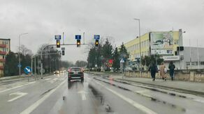 Kierowcy jadący obok cmentarza ulicą Peowiaków nie narzekają na brak świateł. Są na drodze głównej. Gorzej, jeśli ktoś, szczególnie w godzinach szczytu, chce tutaj skręcić z podprządkowanej ulicy Przemysłowej