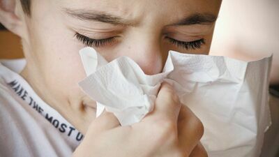 W krztuścu charakterystyczna jest duszność wdechowa z tzw. pianiem, określanym nawet jako pianie koguta, po którym najczęściej następują odruchy wymiotne