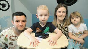 Ignacy pytał nas jakiś czas temu, dlaczego on zachorował a jego młodsza siostra Pola nie – mówi mama chłopca. – Tłumaczyliśmy mu, że tak czasem się zdarza, że jedno dziecko zachoruje a drugie nie. Na co Ignacy odpowiedział: Mamo, ja i tak wolę, że to na mnie padło, a nie na Polę