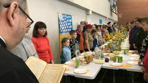 Ks. Witold Charkiewicz, proboszcz parafii prawosławnej pw. św. Mikołaja Cudotwórcy, odwiedził uchodźców z Ukrainy w punkcie recepcyjnym w Zamościu. Dokonał poświęcenia pokarmów.