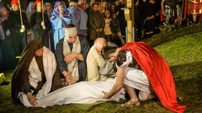 Misterium Męki Pańskiej w Urzędowie zostało wystawione 15 kwietnia. W widowisku wziął udział starosta Andrzej Rolla "odrywający rolę arcykapłana Nikodema” (na zdjęciu pierwszy z lewej). 