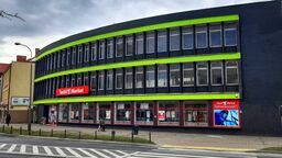 Dom handlowy "Powiśle" z nową elewacją. Będą tutaj ćwiczyć i walczyć