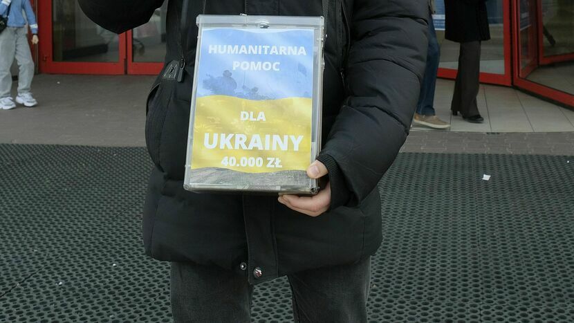 Pytany o liczbę wolontariuszy, dyrektor lubelskiego oddziału Fundacji Jesteśmy Ludźmi, Maksym Lopaticky, przyznaje, że codziennie pod marketami w Lublinie stoi „7-8, czasem 10 osób”.