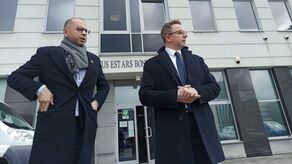 Politycy KO przekonują, że gdy tą sprawą - na ich wniosek - zajęła się prokuratoria generalna, przelane z ministerstwa miliony na koncie lubelskiej spółki jeszcze były. Na zdjęciu posłowie KO Michał Szczerba i Dariusz Joński przed sądem w Lublinie.