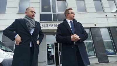 Politycy KO przekonują, że gdy tą sprawą - na ich wniosek - zajęła się prokuratoria generalna, przelane z ministerstwa miliony na koncie lubelskiej spółki jeszcze były. Na zdjęciu posłowie KO Michał Szczerba i Dariusz Joński przed sądem w Lublinie.