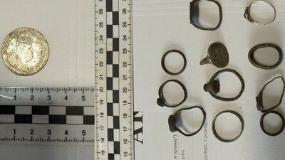 Wszystkie znalezione u młodych ludzi przedmioty są na razie dowodami w sprawie, ale archeolog miał już okazję je obejrzeć 