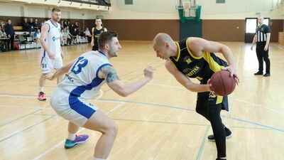 Tomasz Celej (z piłką) i Piotr Trzaskowski – takich pojedynków w finałowej serii było mnóstwo

