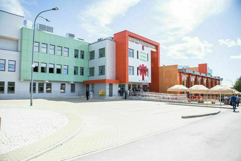 Główna siedziba szkoły i przedszkola przy ul. Berylowej już w dniu otwarcia była za mała dla potrzeb dzielnicy