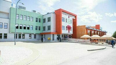 Główna siedziba szkoły i przedszkola przy ul. Berylowej już w dniu otwarcia była za mała dla potrzeb dzielnicy