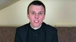 Ksiądz z osiedla: Nie jesteś kiełbasą, żeby się żegnać. Jakie błędy popełniają wierni