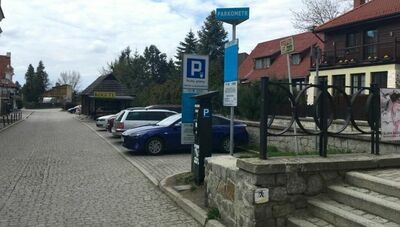 Parkometry przyjmują gotówkę i karty płatnicze. Płacić za postój można również aplikacją. Brak biletu będzie skutkował nakładaniem opłaty karnej