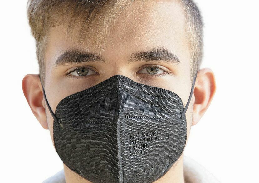 Maska przeciwpyłowa, jak i ta chroniącą przed infekcjami, taka jak FFP2 i FFP3, skutecznie chroni również przed pyłkami