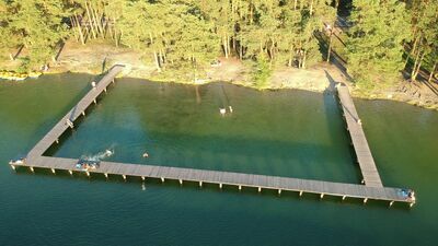 Ośrodek znajduje się nad jeziorem Bialskim w Białce