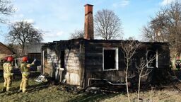 Z drewnianego domu niewiele zostało. Przyczyny pożaru pozostają nieznane