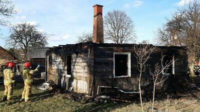 Z drewnianego domu niewiele zostało. Przyczyny pożaru pozostają nieznane
