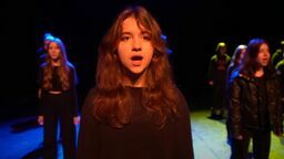 W nagraniu wzięło udział kilkanaścioro młodych Polaków i Ukraińców. 