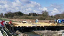 – We dwóch to my ze szwagrem możemy wędzarkę przed świętami zrobić, ale nie most budować, bo ludzie w korkach stoją – tak radny Ćwik skomentował to, co zobaczył na placu budowy.
