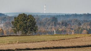 Babia Góra koło Kraśnika. Widok na komin elektrociepłowni Wrotków w Lublinie. Odległość 40,4 km