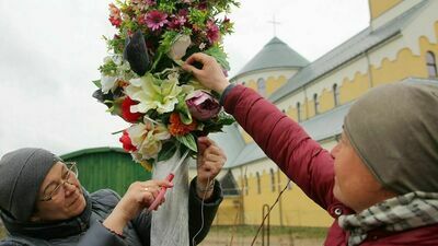13-metrowa palma stanęła przed kościołem w Świdniku [zdjęcia]