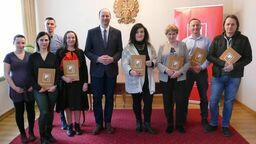 Burmistrz Opola Lubelskiego Sławomir Plis wręczył wnioskodawcom granty na realizację zadań w ramach inicjatyw lokalnych. 