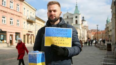 Najczęściej stoję przy Bramie Krakowskiej lub przy Koziołku na deptaku – mówi Oleksandr
